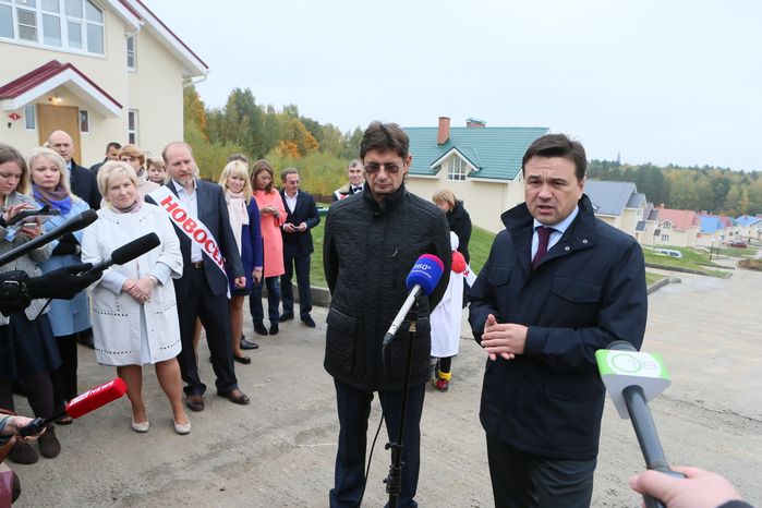 Андрей Воробьев осмотрел городок для многодетных семей