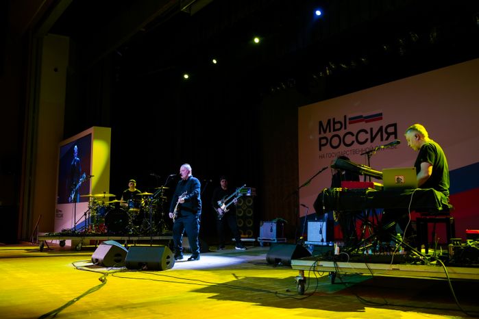 Лидер "Агаты Кристи" Вадим Самойлов выступил перед участниками форума