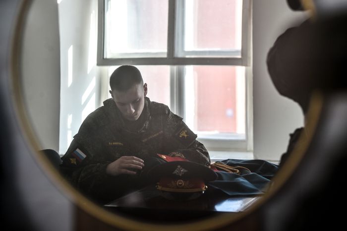 Подготовка военнослужащих отдельного комендантского Преображенского полка к военному параду на Красной площади