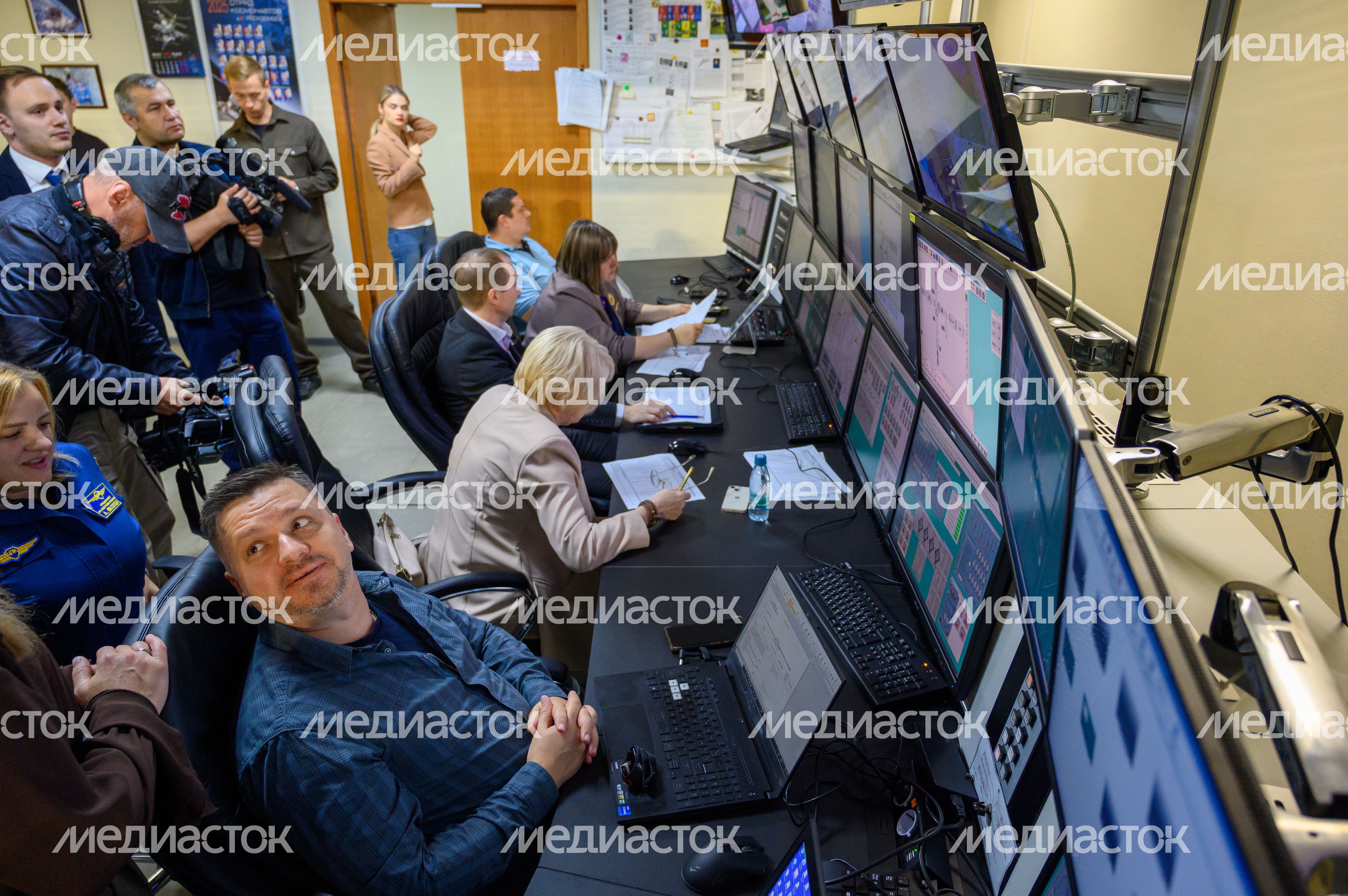 Специалисты Центра подготовки космонавтов Звездного городка наблюдают на мониторах за тренировкой космонавта Специалисты Центра подготовки космонавтов Звездного городка наблюдают на мониторах за тренировкой космонавта