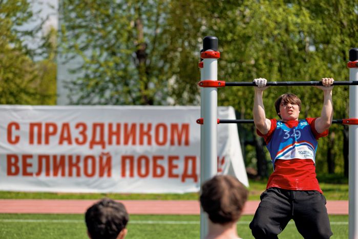 Региональный этап сдачи ГТО среди учащихся Московской области в Дзержинском округа Люберцы: подтягивание