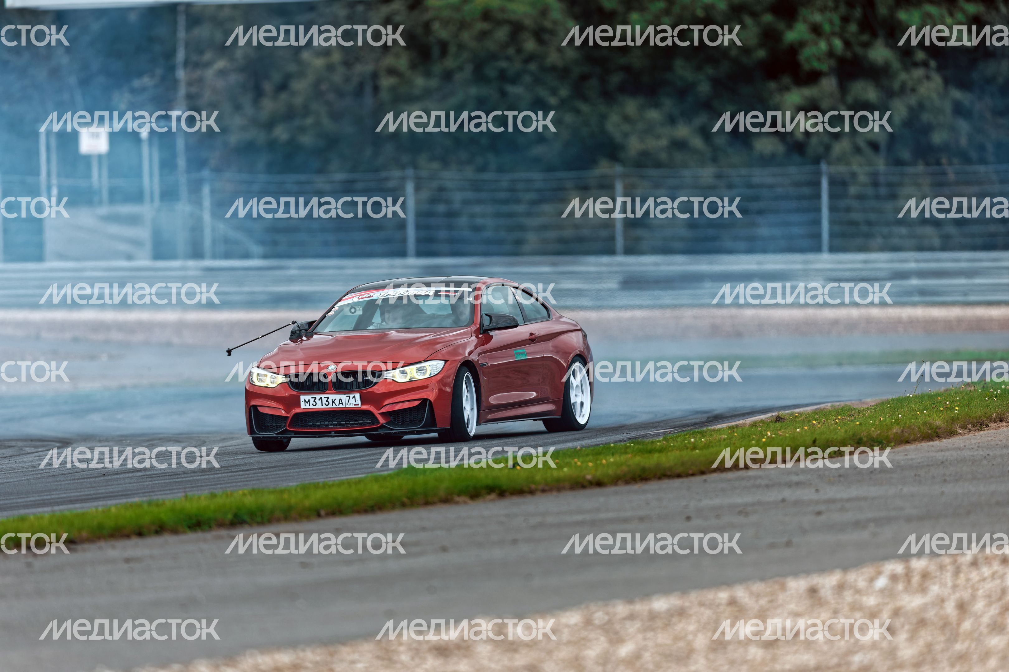 Дрифт-гонка автомобилей по автодрому Moscow Raceway на фестивале «Дрифт Экспо» в Волоколамске Дрифт-гонка автомобилей по автодрому Moscow Raceway на фестивале «Дрифт Экспо» в Волоколамске