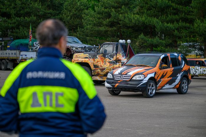 Невероятные трюки на автомобилях на шоу каскадеров в Чехове