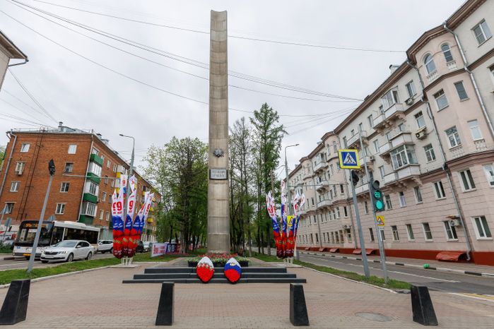 Весенние виды города Химки. Обелиск «Отстоявшим Отчизну» на площади Победы