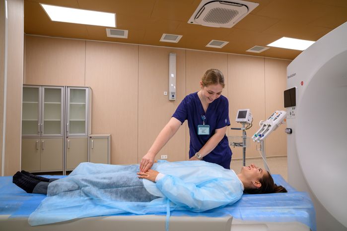 Пациент проходит процедуру МРТ в КДЦ «Ромашка» в селе Ромашково Одинцовского округа