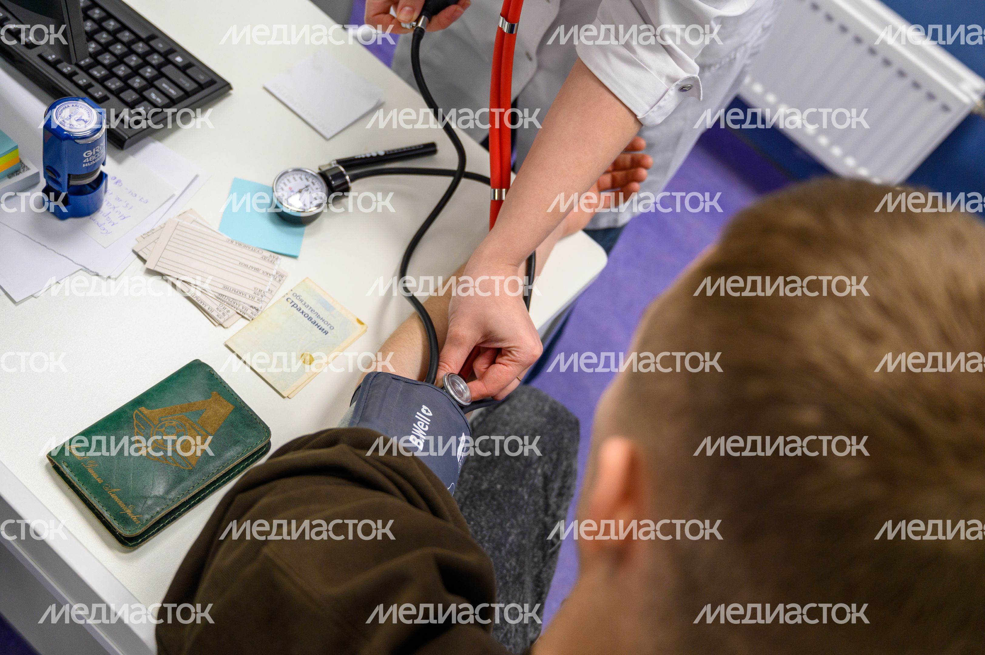 Пациент на приеме у врача в поликлинике поселка Октябрьский округа Люберцы Пациент на приеме у врача в поликлинике поселка Октябрьский округа Люберцы