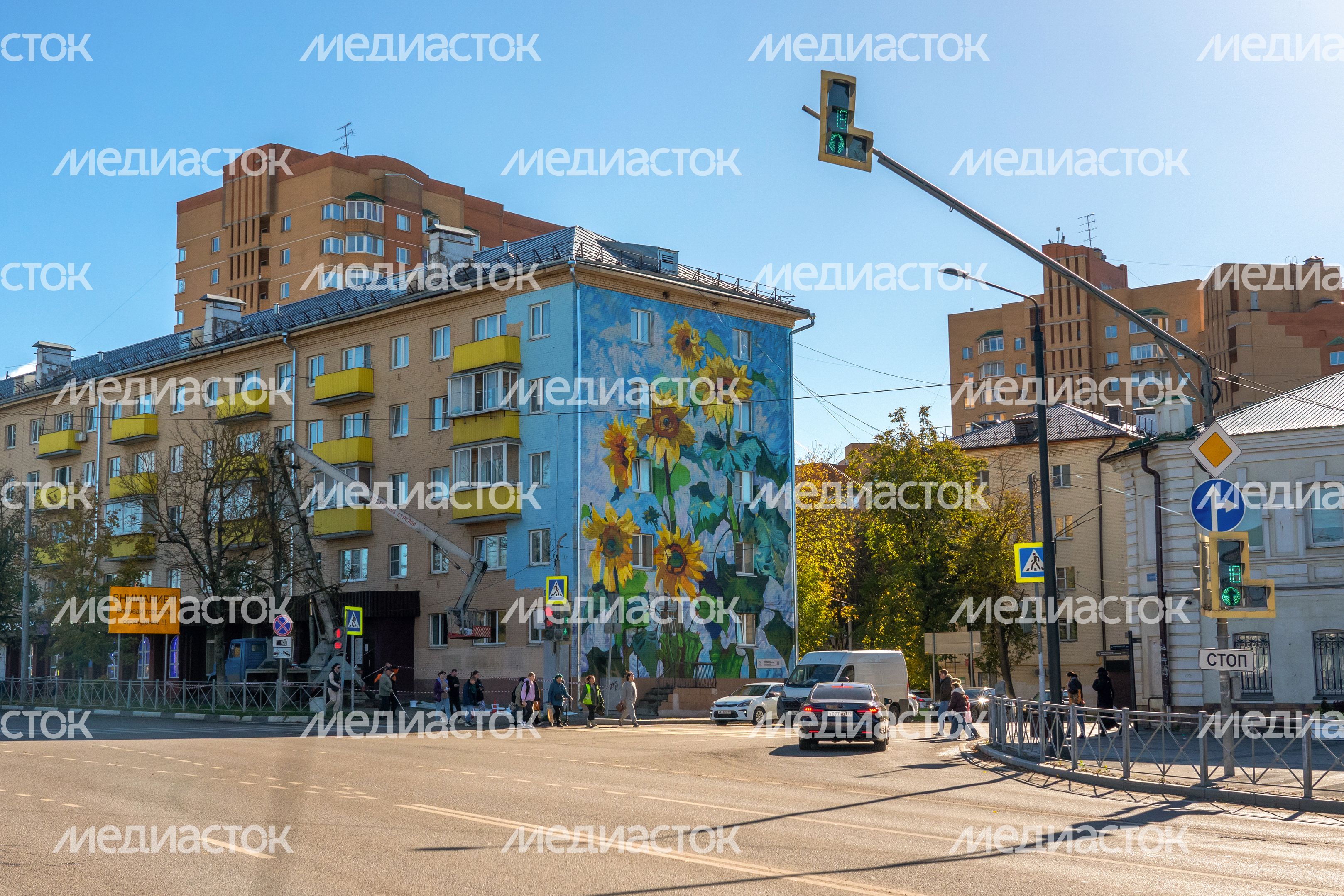 Мурал с картиной «Подсолнухи» Константина Горбатова украсил фасад многоэтажки в Истре