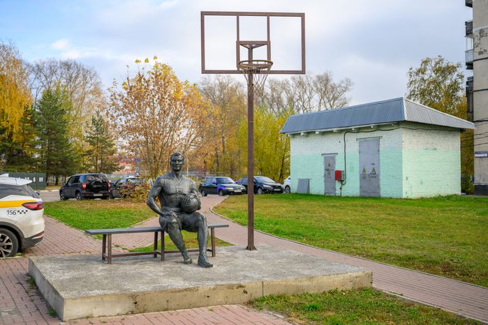 Памятник баскетболисту в Ликино-Дулево на улице Калинина
