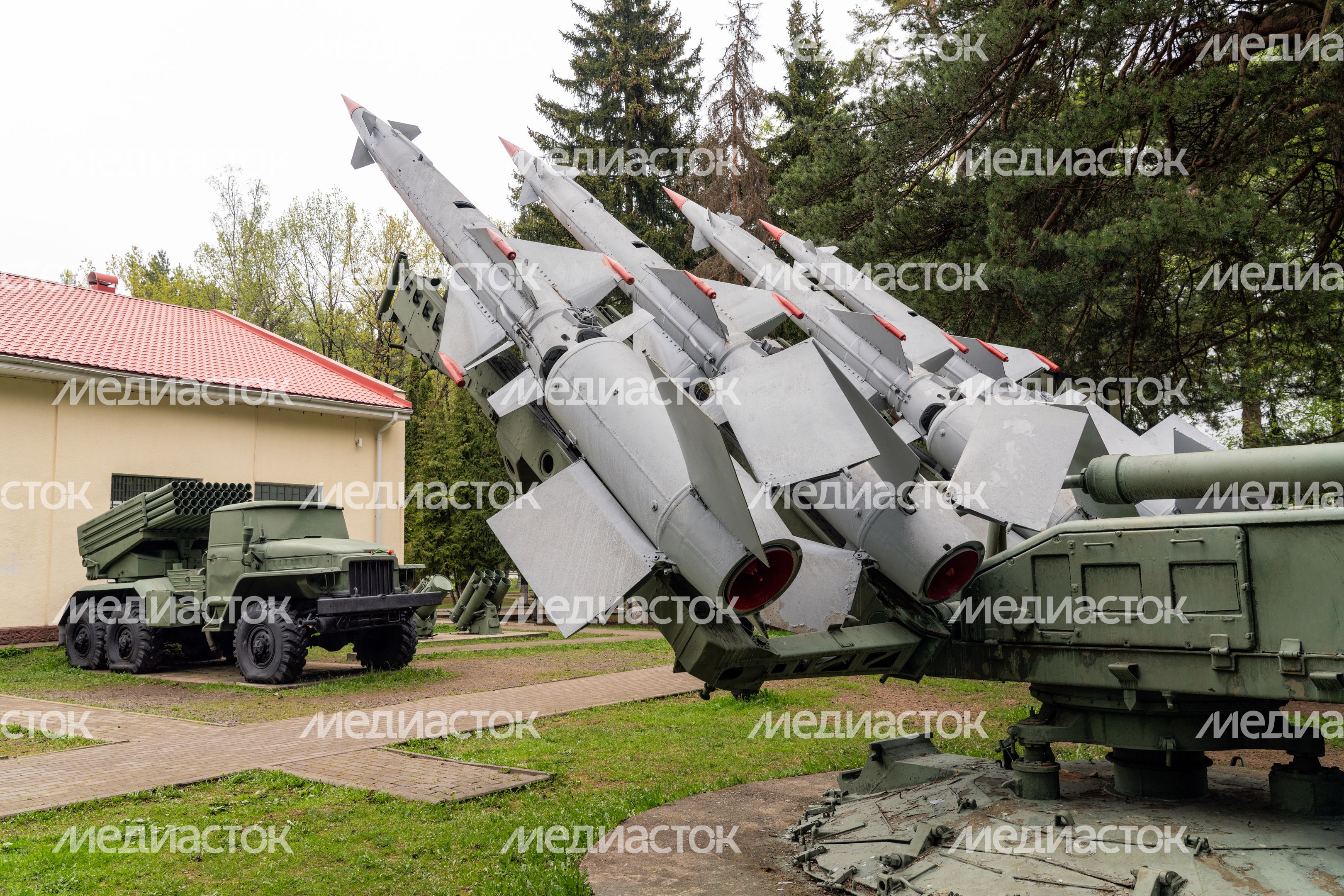 Четырехбалочная пусковая установка зенитных ракет комплекса С-125 у Ленино-Снегиревского военно-исторического музея Четырехбалочная пусковая установка зенитных ракет комплекса С-125 у Ленино-Снегиревского военно-исторического музея