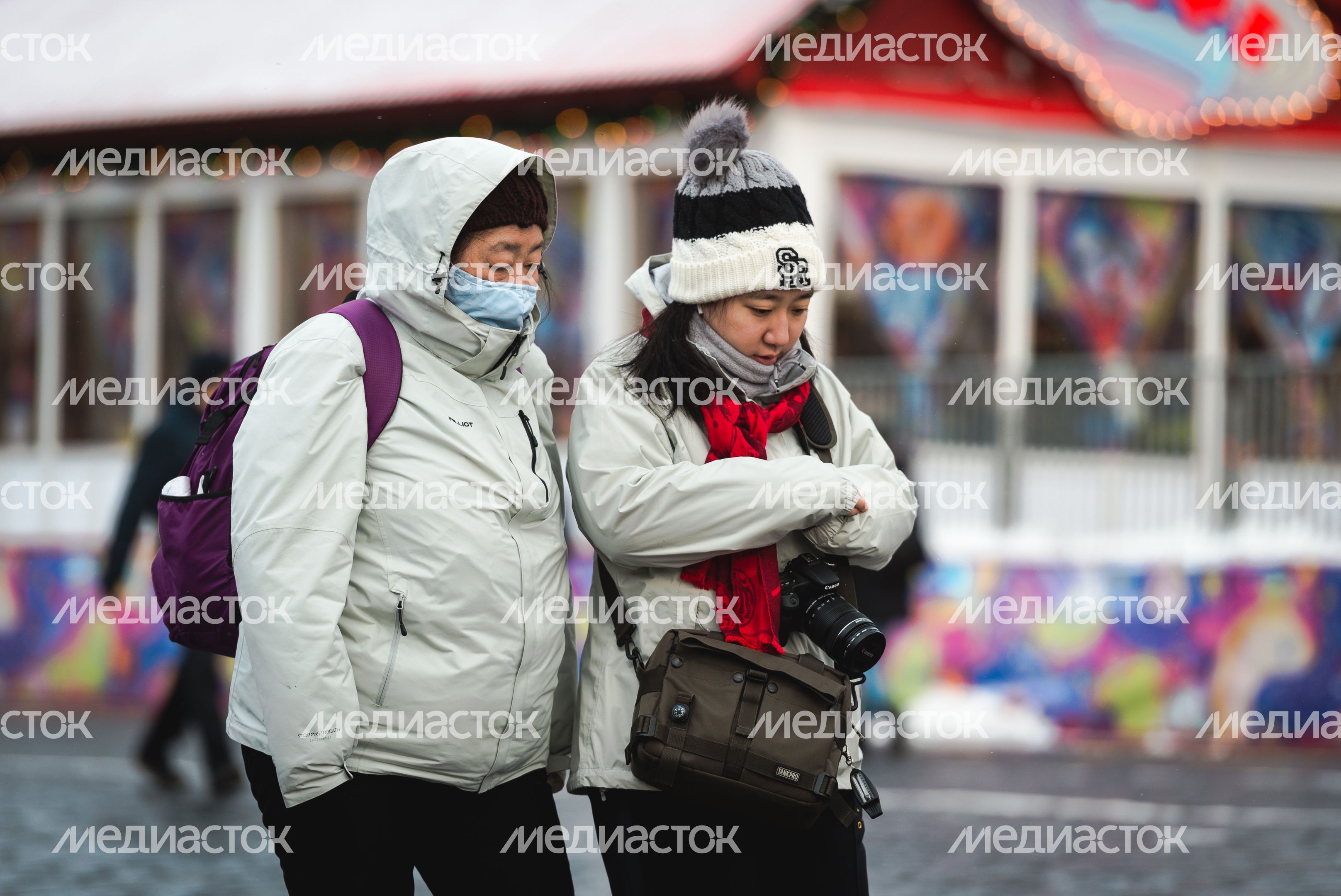 Люди в масках в период эпидемии коронавируса