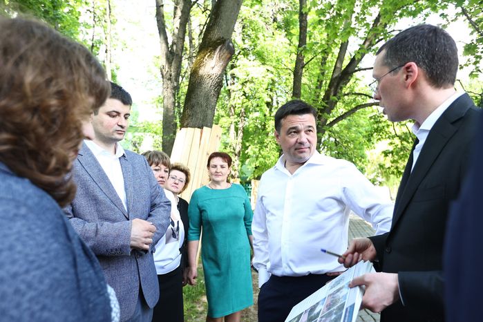 Проверка губернатором Подмосковья хода благоустройства парка усадьбы Крафта в Королеве