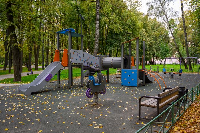 Детская площадка в сквере на улице Крупешина в Балашихе