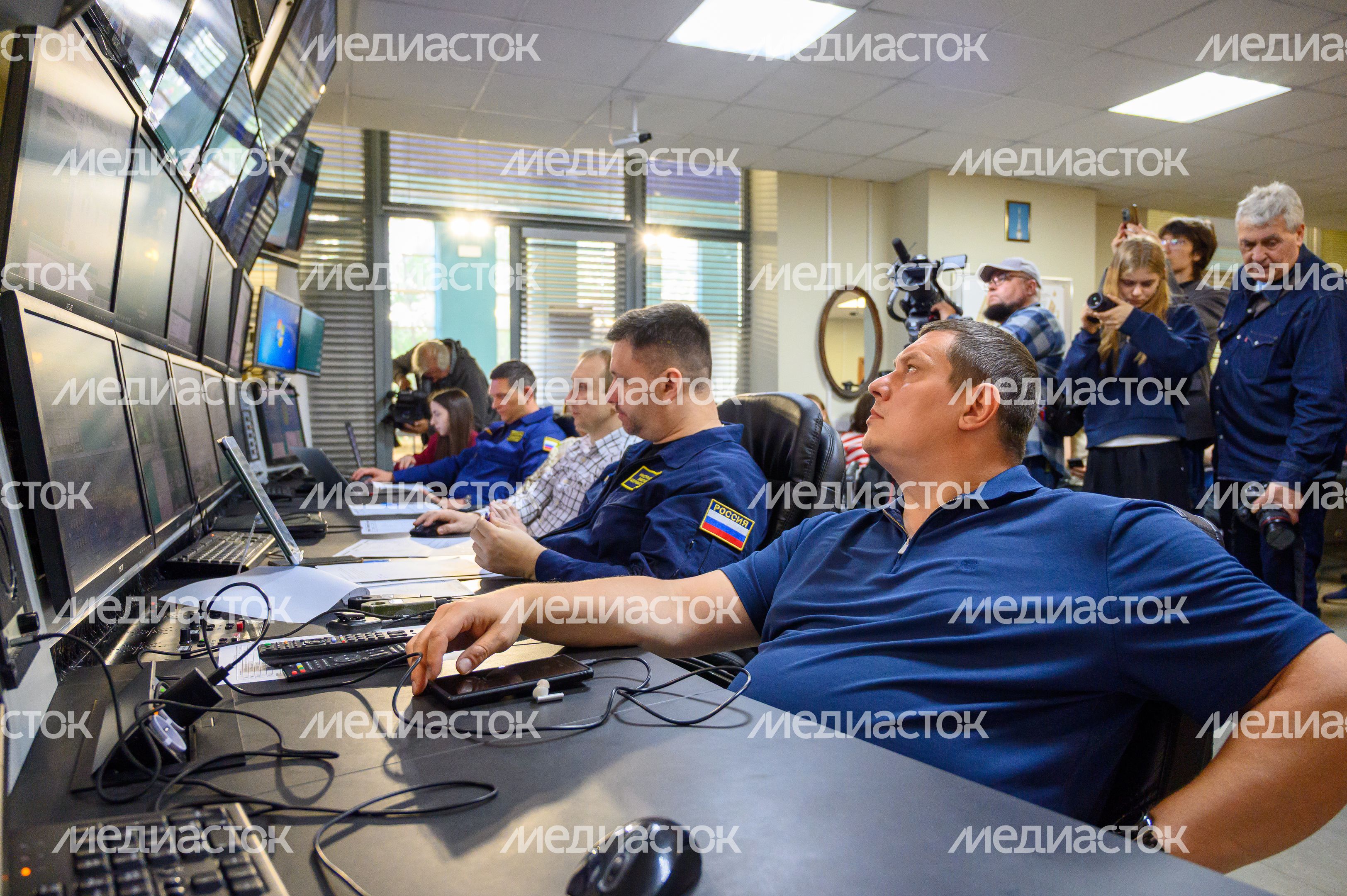 Комиссия наблюдает за экипажем космонавтов МКС-75 на комплексной тренировке в Звездном городке