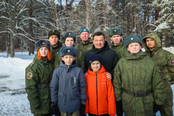 Андрей Воробьев с участниками военно-патриотического клуба «Армеец» в мемориальном комплексе «Рубеж обороны»