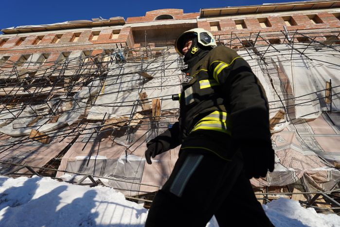 Кадры с места обрушения строительных лесов на Лубянском проезде в Москве