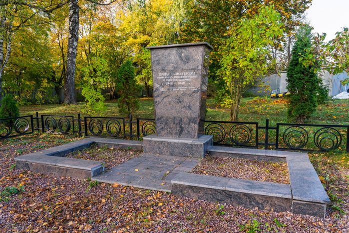 Мемориал павшим в боях за освобождение Родины в 1941-45 годах у Радумльского лицея-интерната в округе Солнечногорск