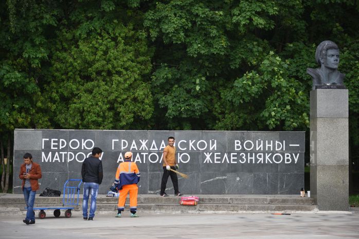 Памятник матросу Анатолию Железнякову в Долгопрудном