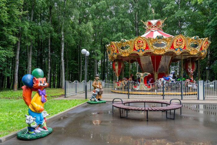 Сказочные фигуры героев мультфильмов в городском парке культуры и отдыха «Центральный» Волоколамска