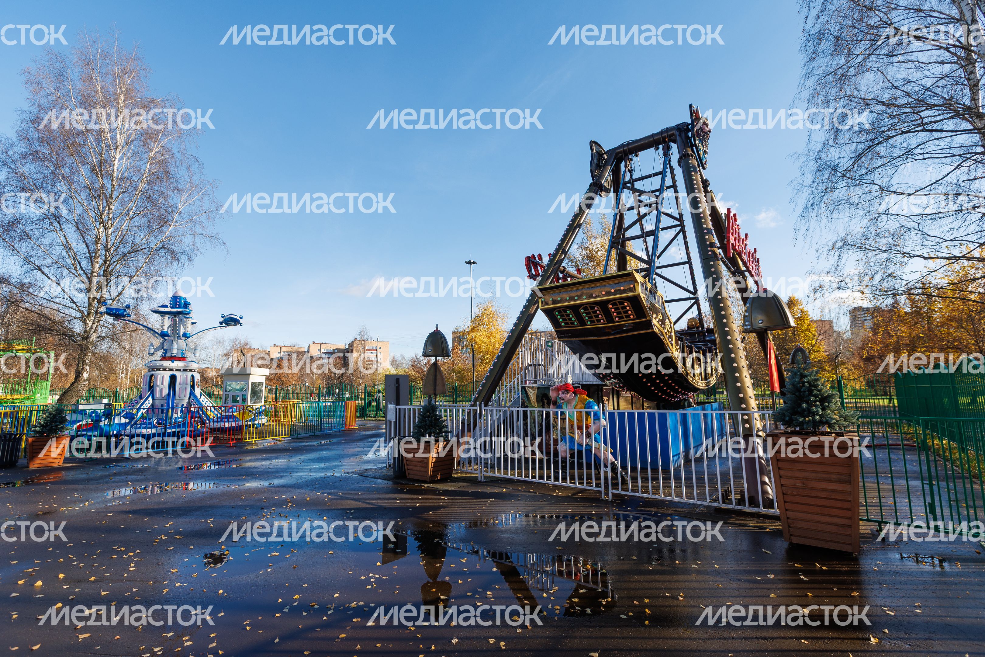 Аттракционы в Городском парке культуры и отдыха Долгопрудного осенью Аттракционы в Городском парке культуры и отдыха Долгопрудного осенью
