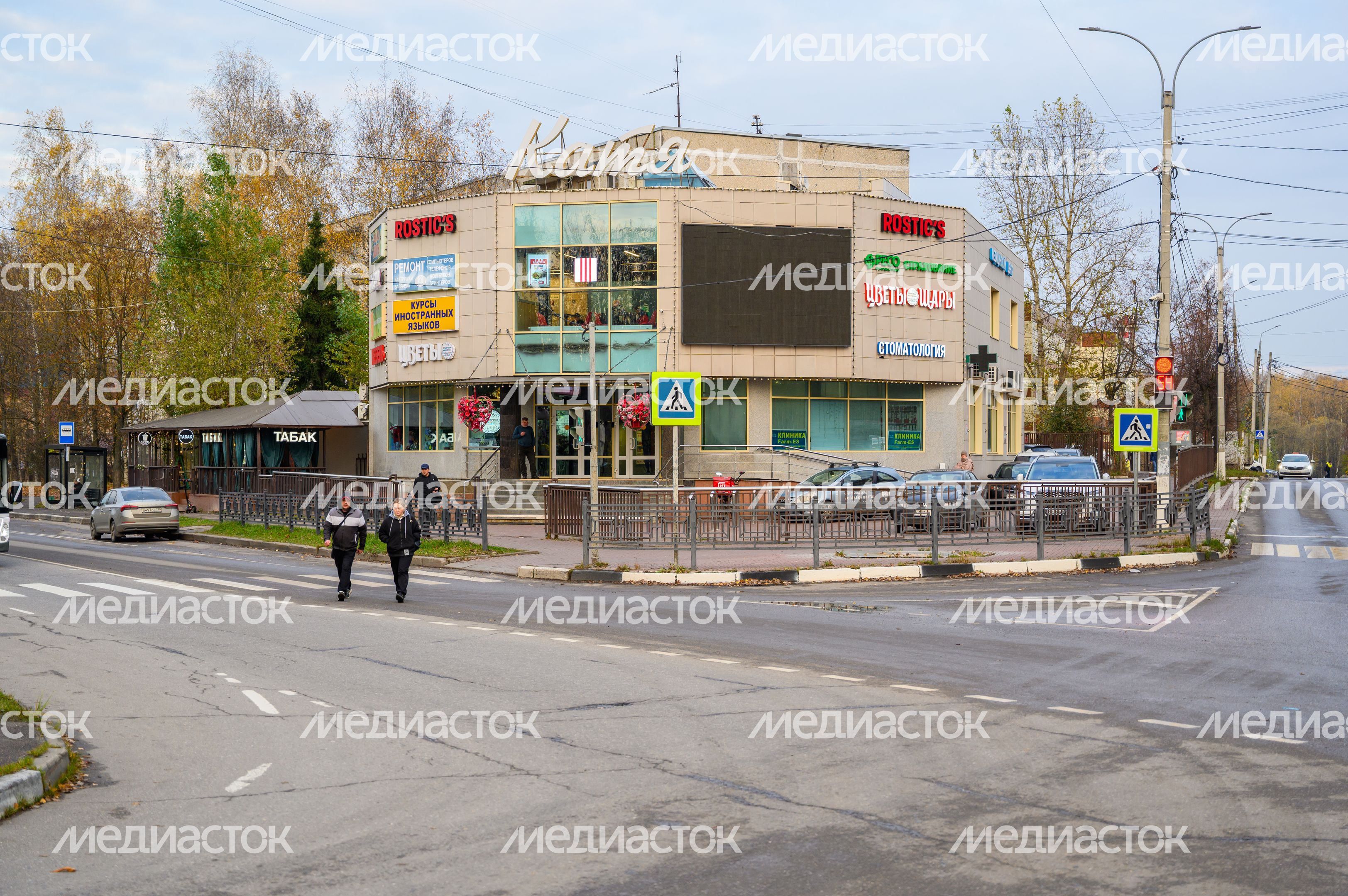 Торговый центр в микрорайоне Авиационный Домодедово осенью Торговый центр в микрорайоне Авиационный Домодедово осенью