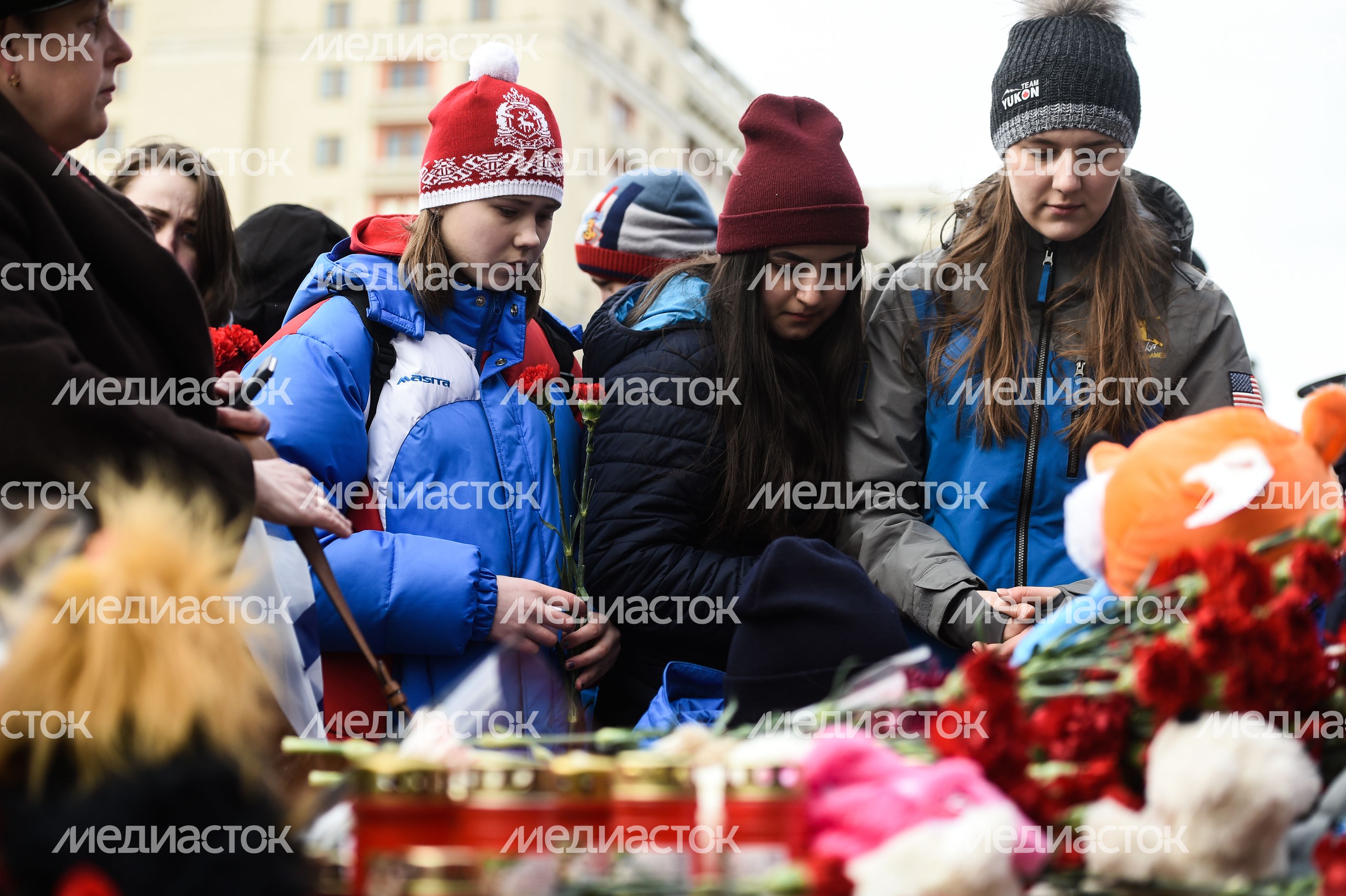 Акция в память о погибших в Кемерове на Манежной площади в Москве