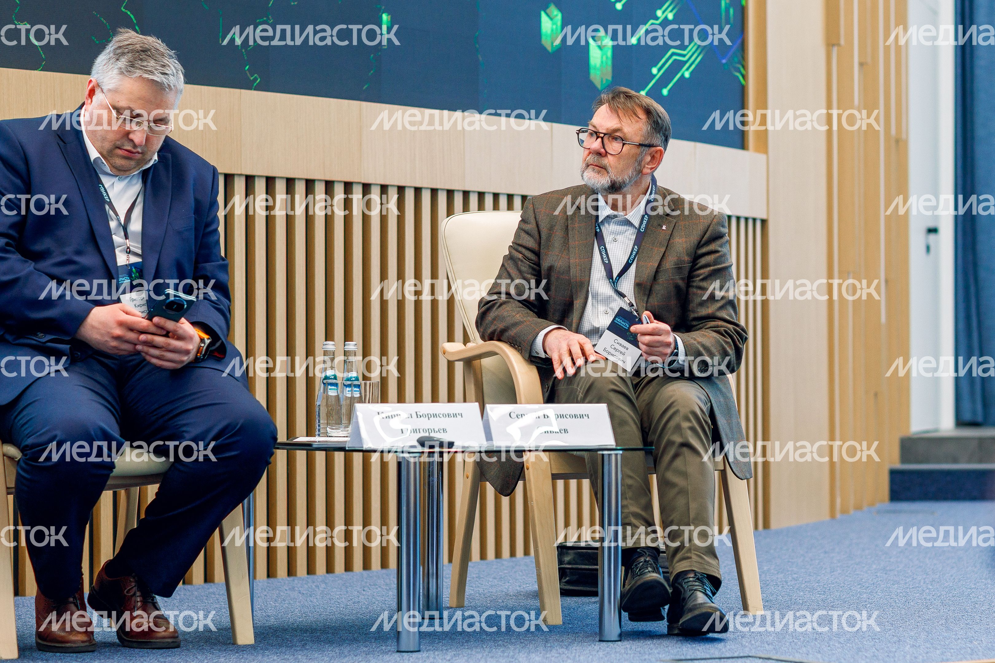 Министр ЖКХ региона Кирилл Григорьев и экономист в сфере ЖКХ Сергей Сиваев на форуме управления городским хозяйством Министр ЖКХ региона Кирилл Григорьев и экономист в сфере ЖКХ Сергей Сиваев на форуме управления городским хозяйством