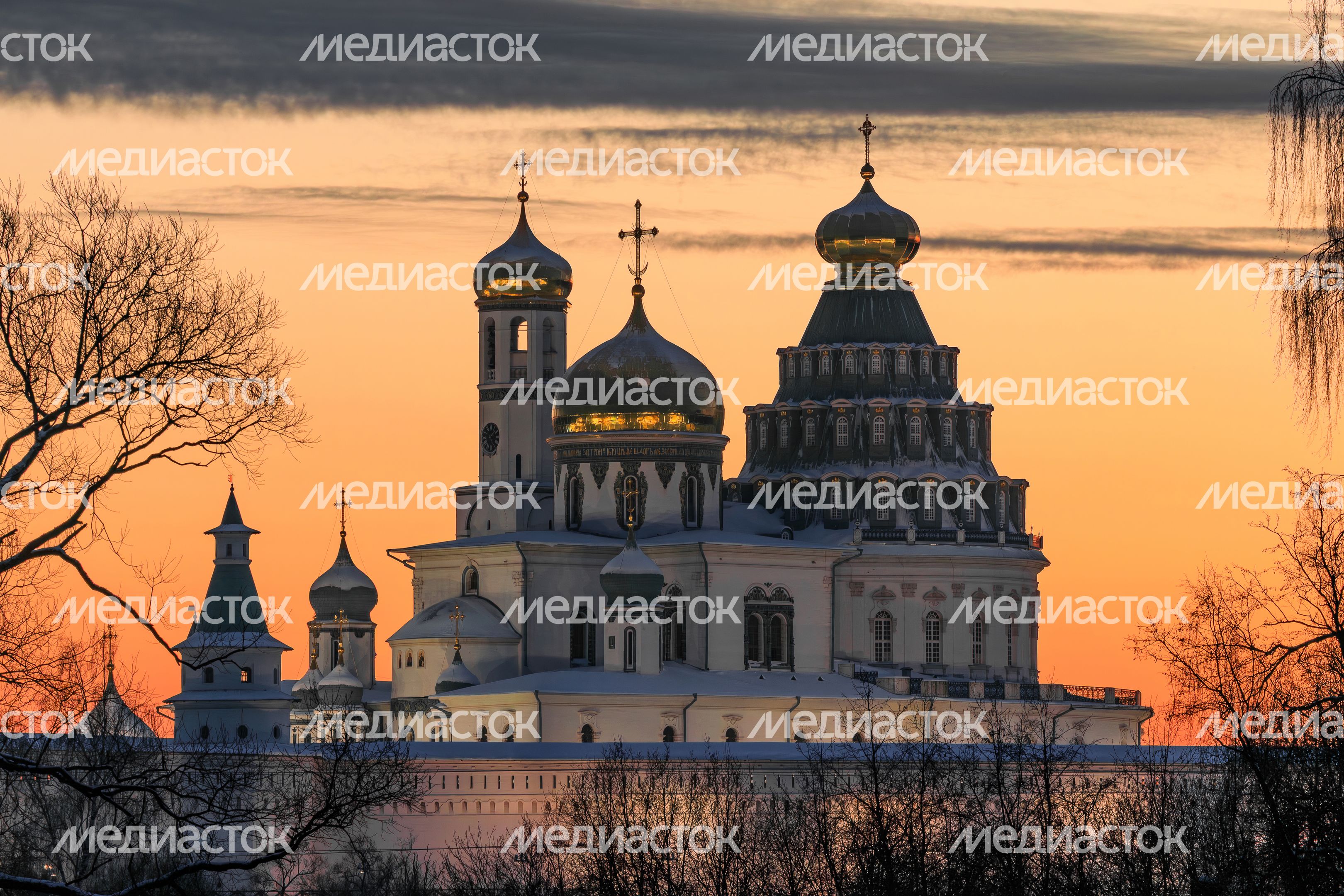 Закат у стен Воскресенского Ново-Иерусалимского ставропигиального монастыря в Истре Закат у стен Воскресенского Ново-Иерусалимского ставропигиального монастыря в Истре