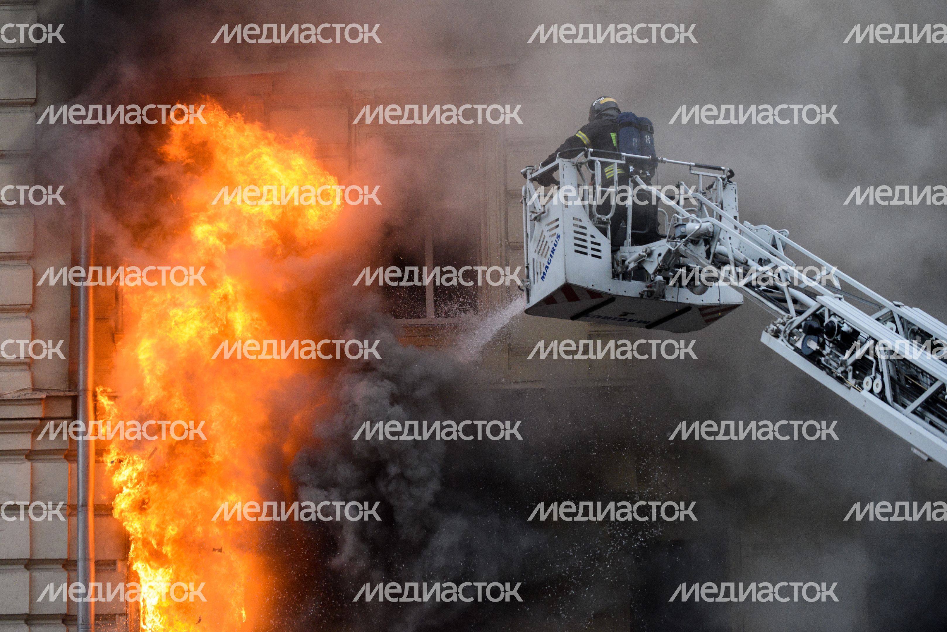 Пожар в реставрируемом здании на Тверской улице в Москве
