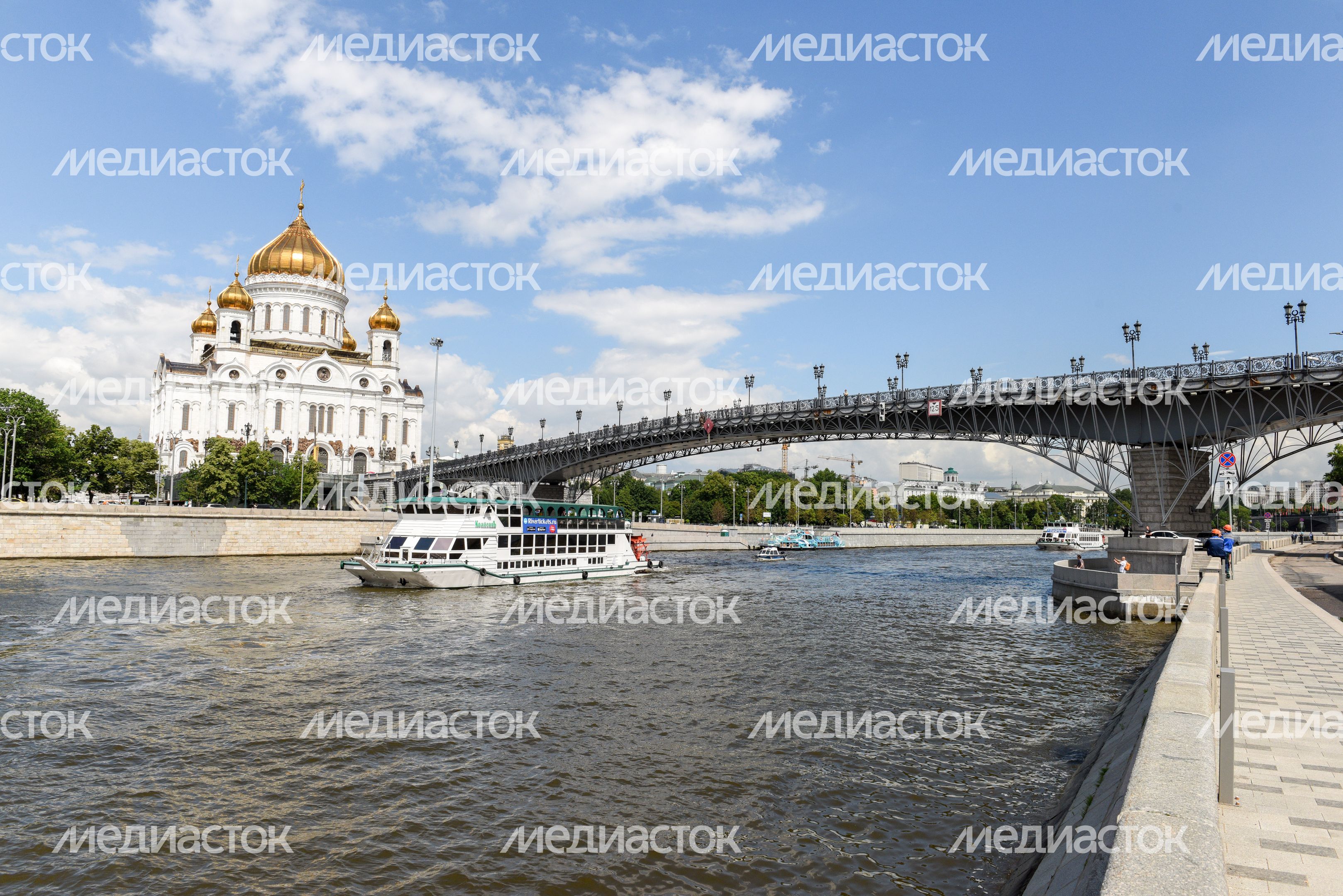 Речной парад в честь старта пассажирской навигации по Москве-реке