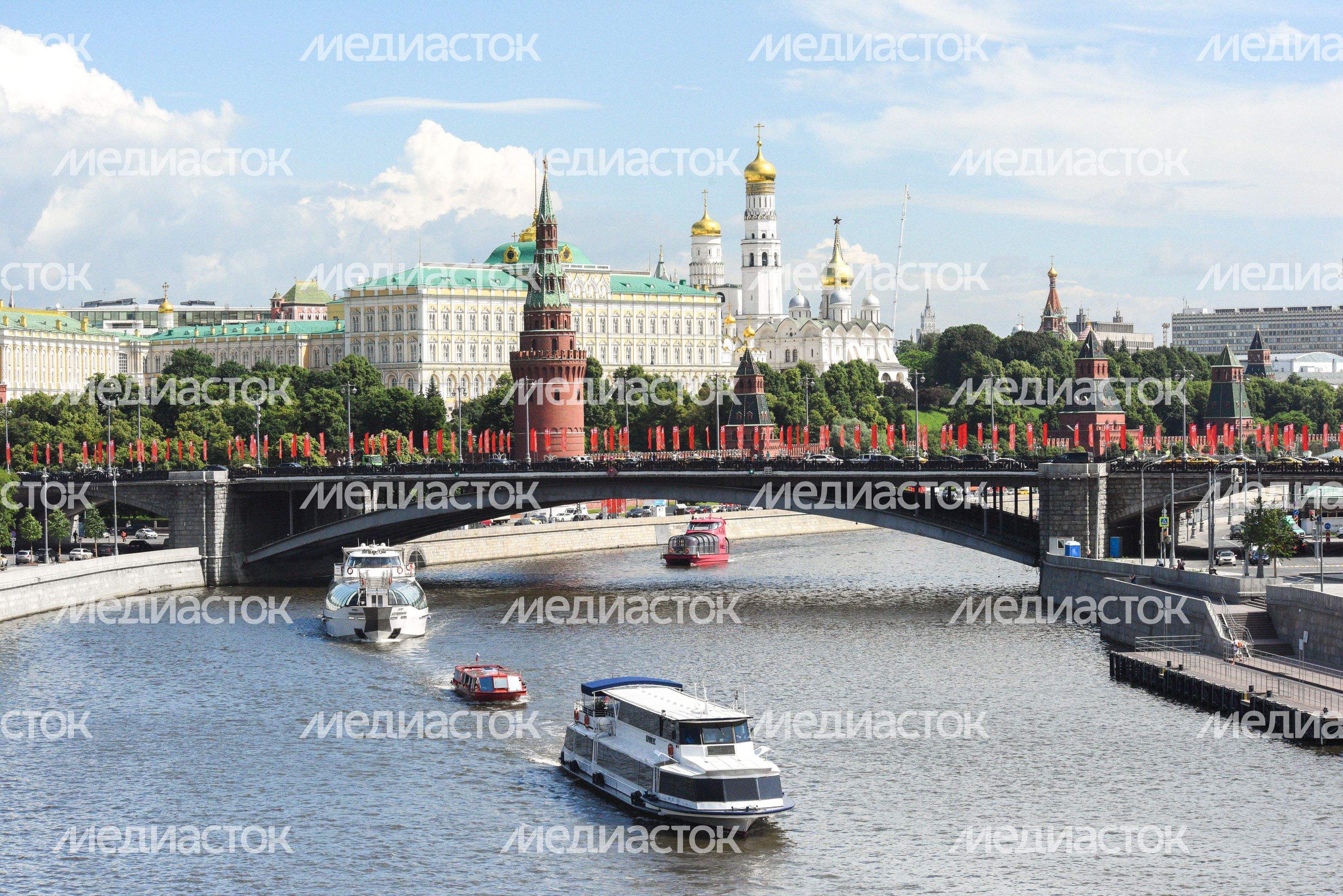 Речной парад в честь старта пассажирской навигации по Москве-реке