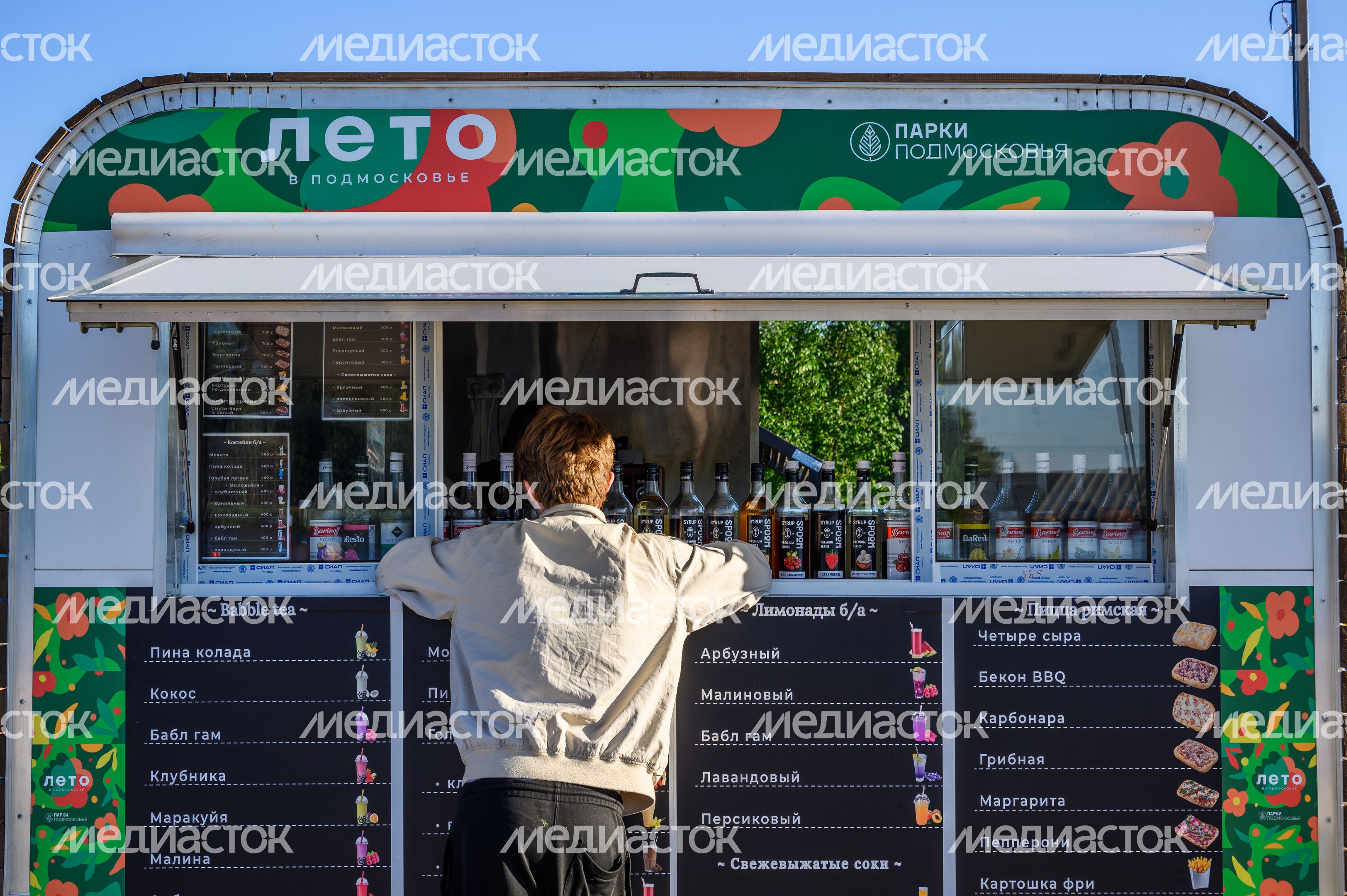 Городской пляж Солнечногорска на берегу озера Сенеж Городской пляж Солнечногорска на берегу озера Сенеж