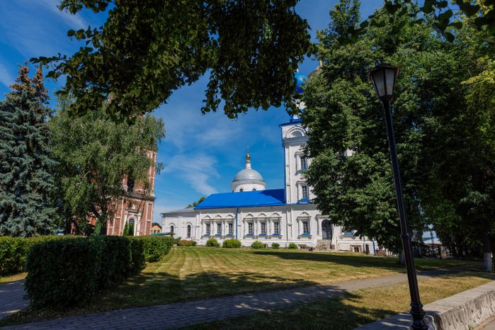 Колокольня собора Михаила Архангела, церковь Иерусалимской иконы Божией Матери и собор Михаила Архангела в Бронницах