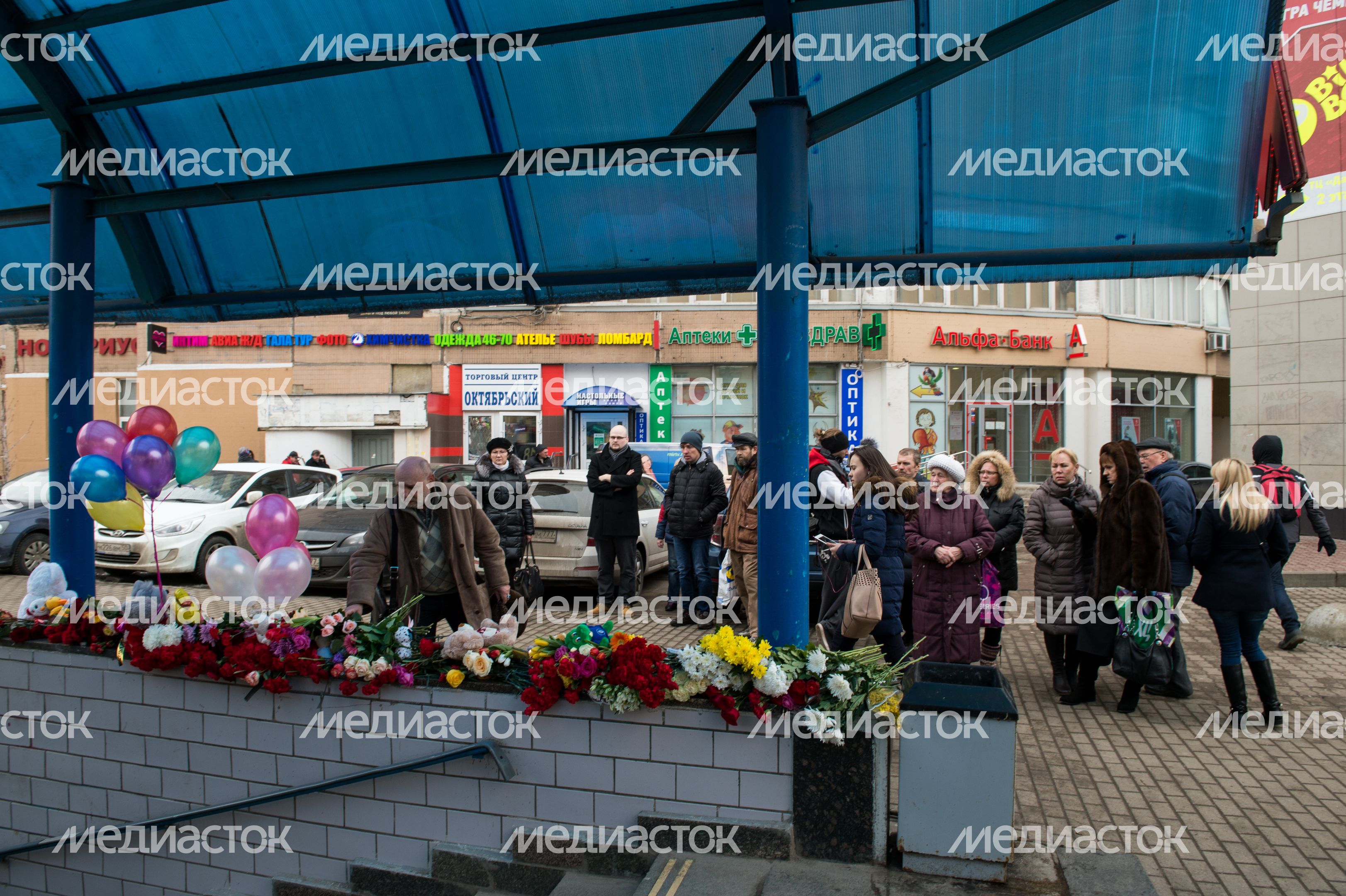 Мемориал из цветов и игрушек в честь погибшей девочки в Москве