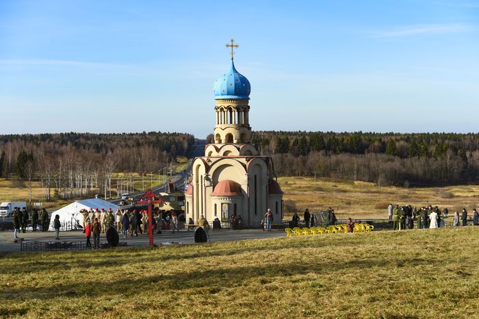 Открытие после реставрации воинского мемориала в деревне Ельня в Подмосковье