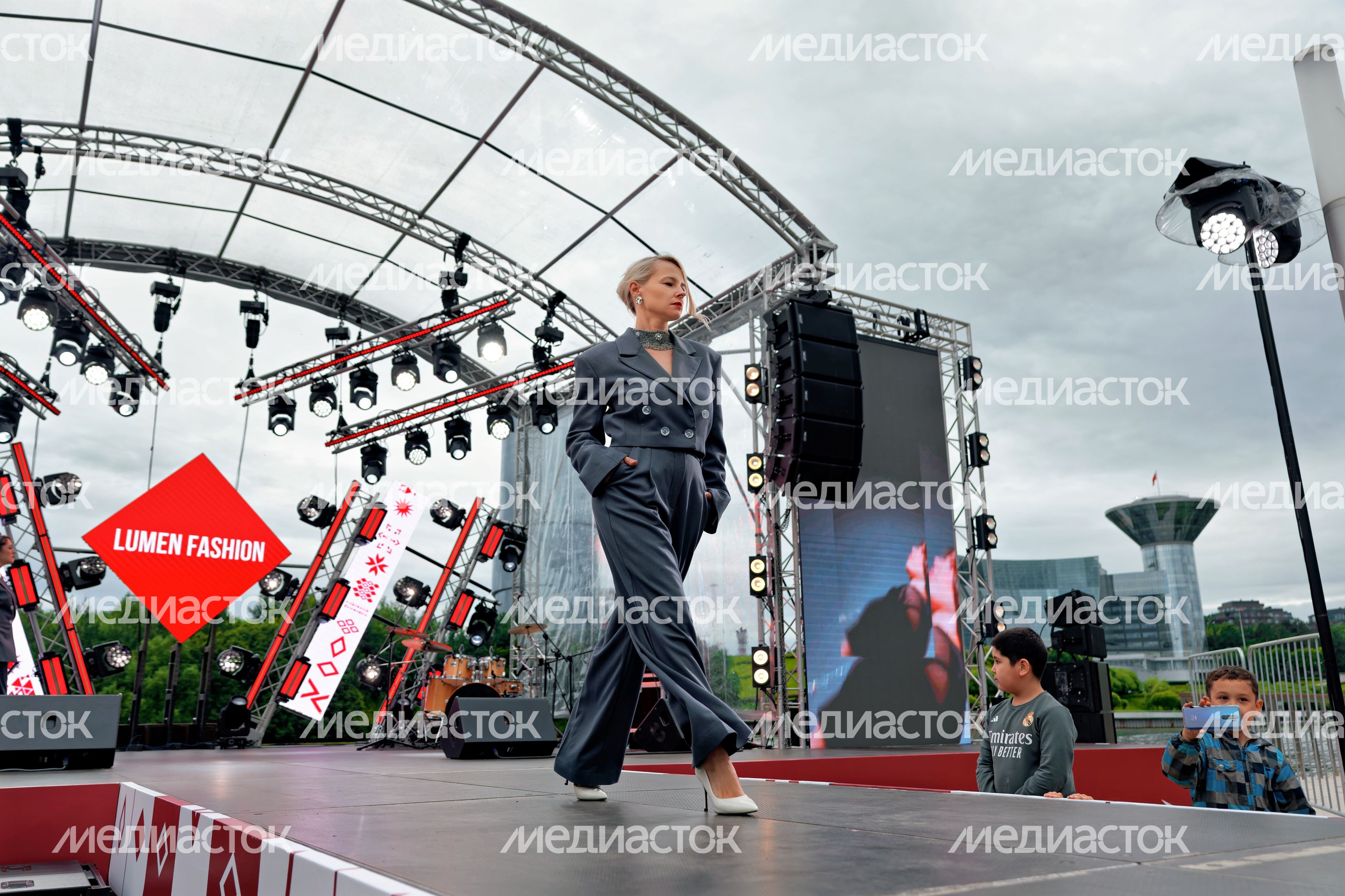 Показ моделей одежды от подмосковных дизайнеров на фестивале современной этнической культуры «РУСь_СВЕТ» в Красногорске Показ моделей одежды от подмосковных дизайнеров на фестивале современной этнической культуры «РУСь_СВЕТ» в Красногорске