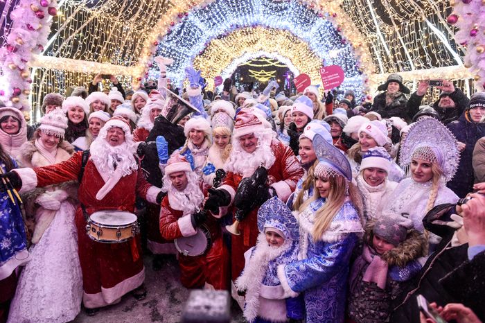 Парад Снегурочек в Москве