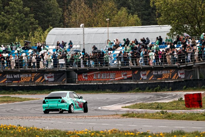 Гонка автомобилей на дрифт-фестивале скорости и драйва Drift Expo Track Mode 2025