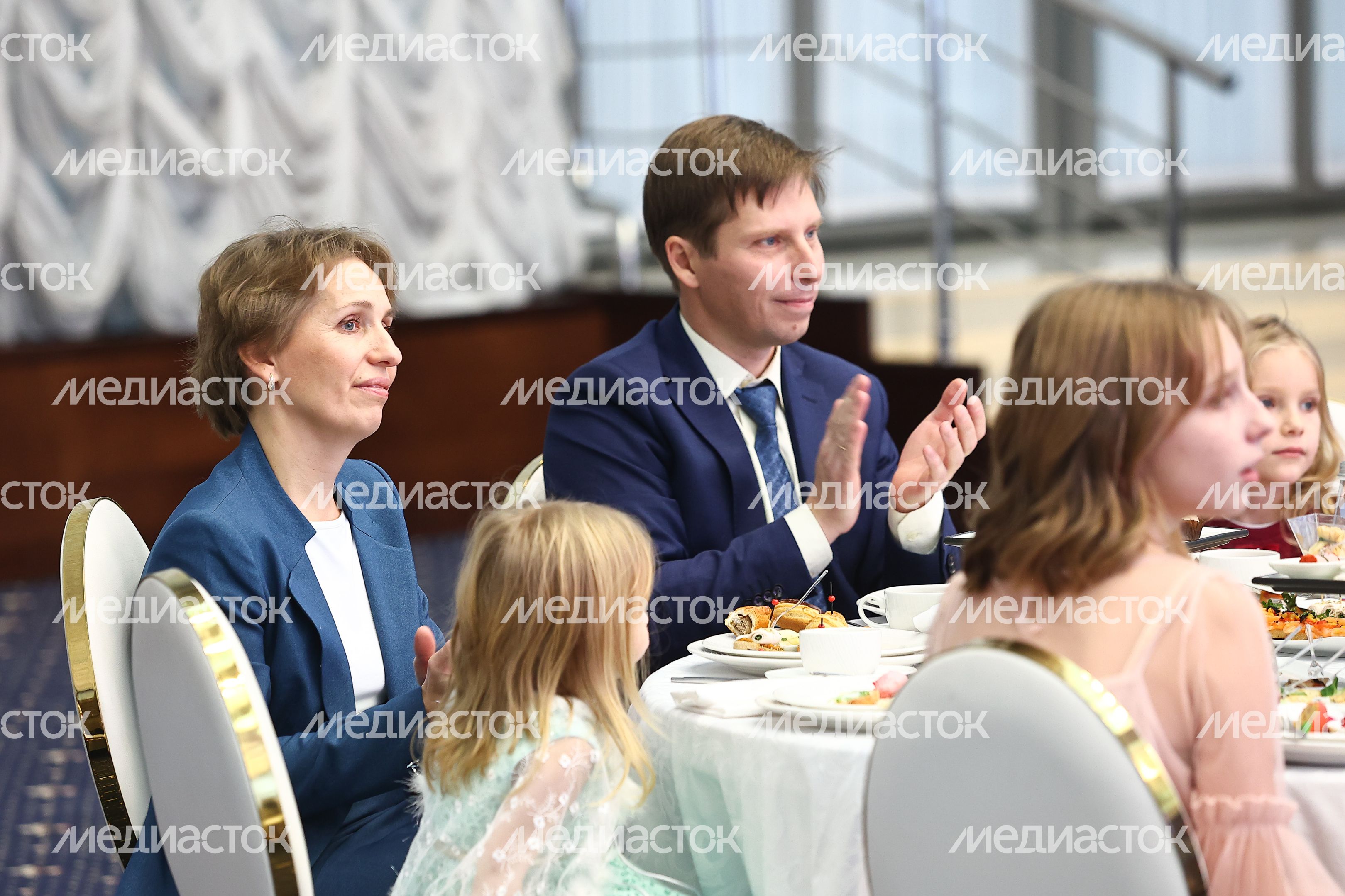 Поздравление Губернатором Подмосковья жительниц региона с наступающим Днем матери