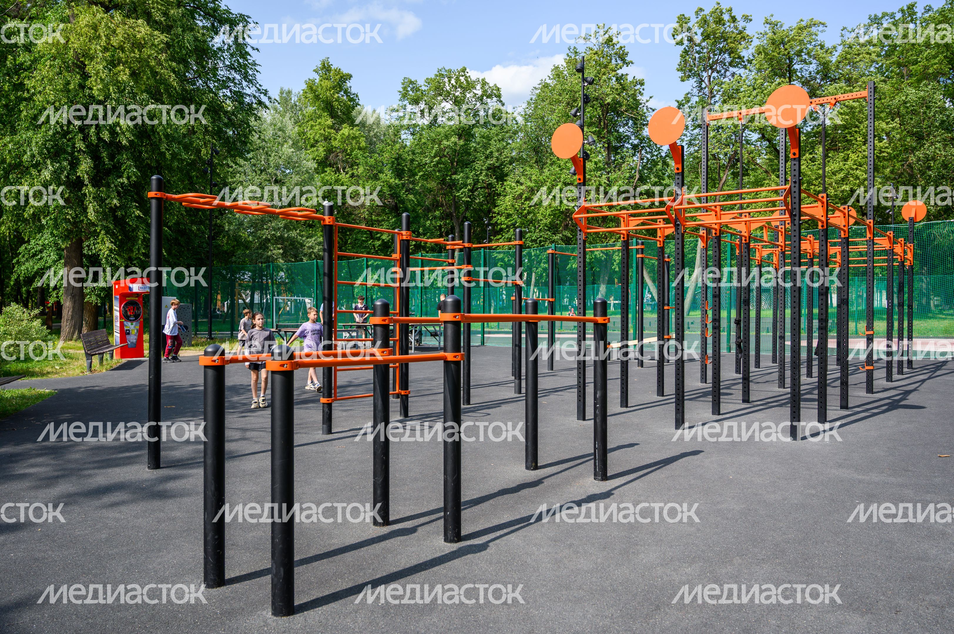 Турники в парке культуры и отдыха им. Олега Степанова в Серпухове летом Турники в парке культуры и отдыха им. Олега Степанова в Серпухове летом
