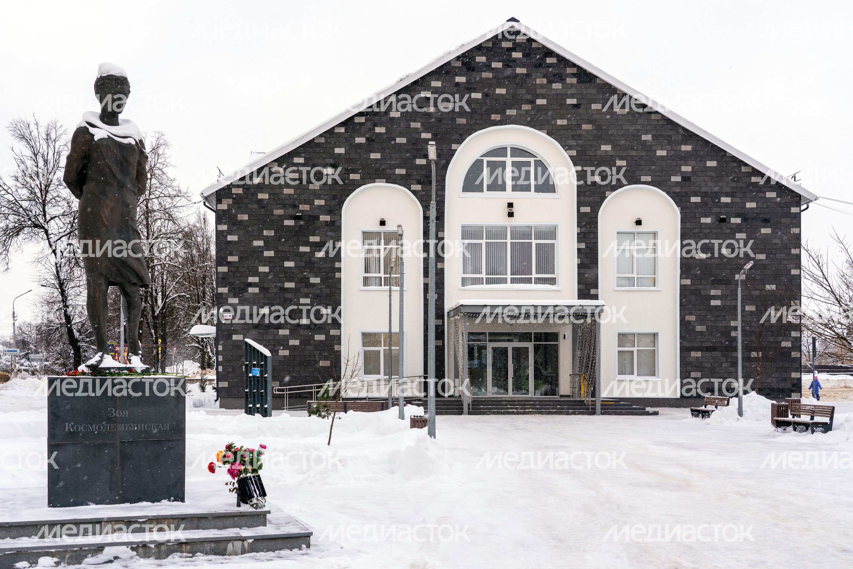 Памятник Герою Советского Союза Зое Космодемьянской в городе Руза