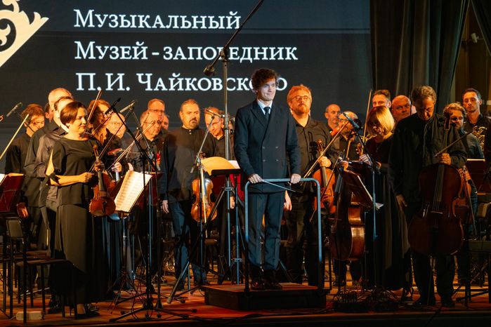 Дирижер Иван Никифорчин с симфоническим оркестром России им. Е.Ф. Светланова в музее-заповеднике П.И. Чайковского в Клину