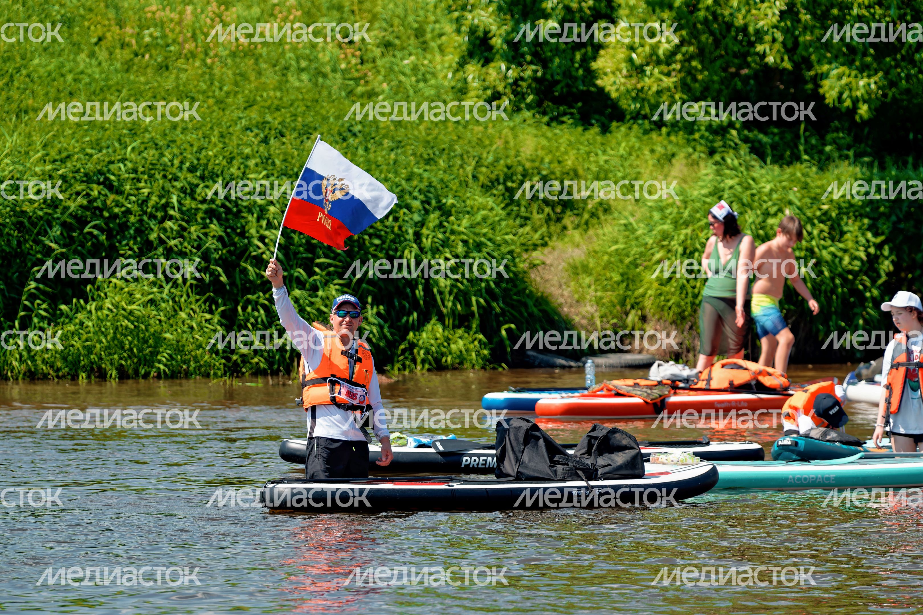 Массовый заплыв на 6 км по Москве-реке на сапах, каяках и байдарках в День России в Звенигороде Одинцовского округа