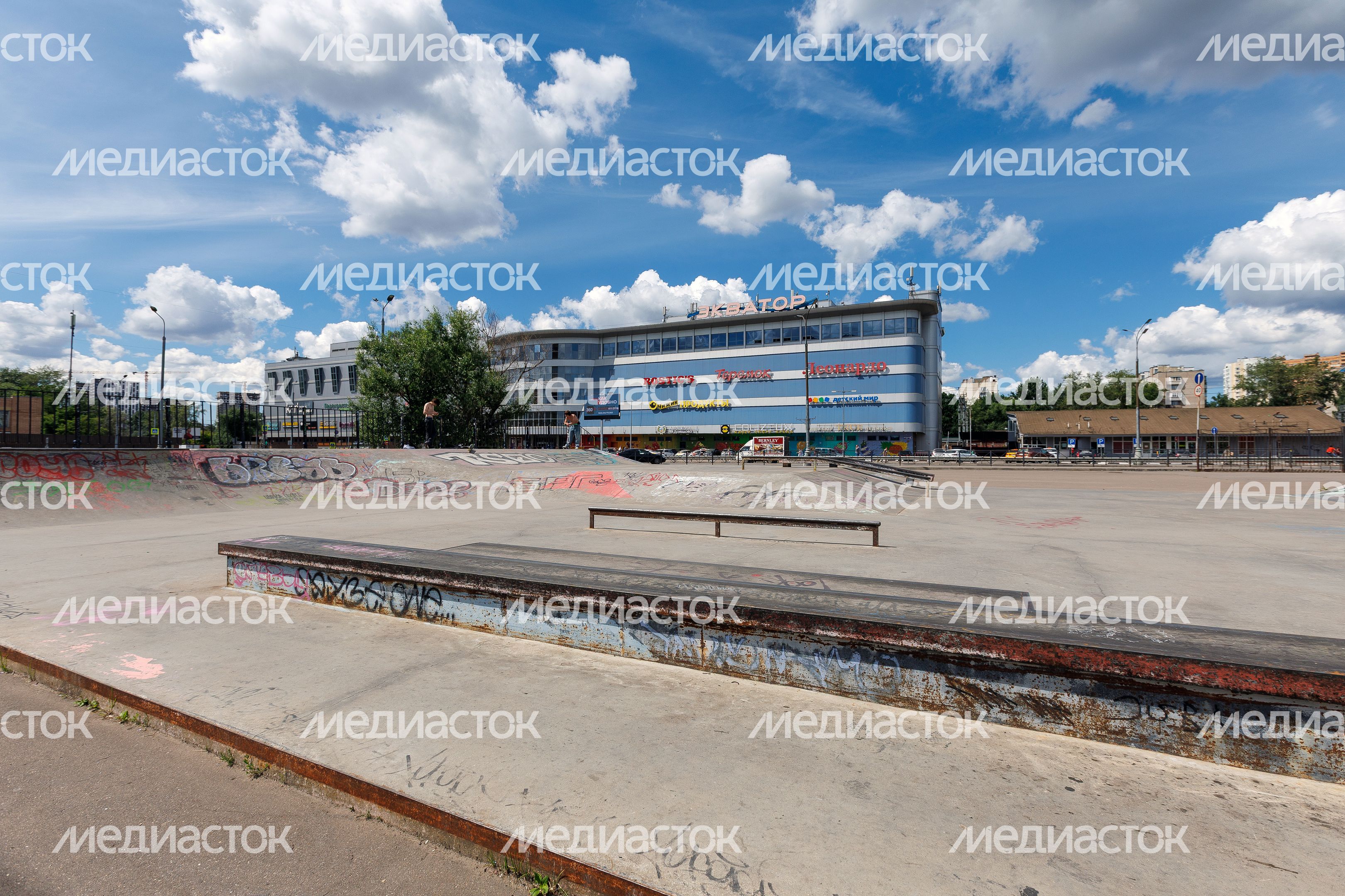 Скейт-площадка в Центральном парке Реутова летом Скейт-площадка в Центральном парке Реутова летом