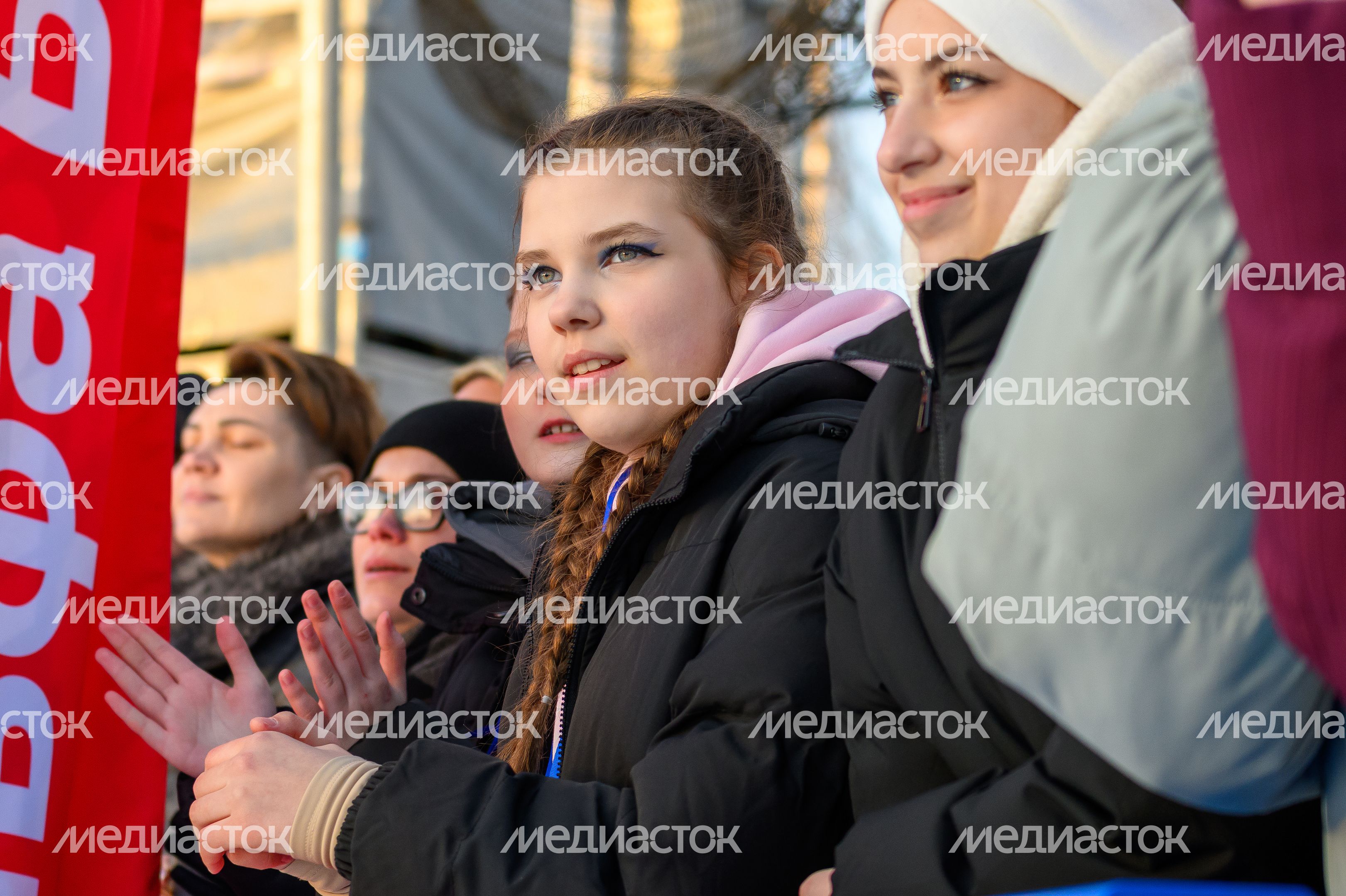Зрители фестиваля фигурного катания «Хрустальный лед» в Центральном парке культуры и отдыха Пушкино Зрители фестиваля фигурного катания «Хрустальный лед» в Центральном парке культуры и отдыха Пушкино