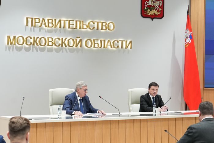 Андрей Воробьев поблагодарил общественников за работу и вручил им областные награды