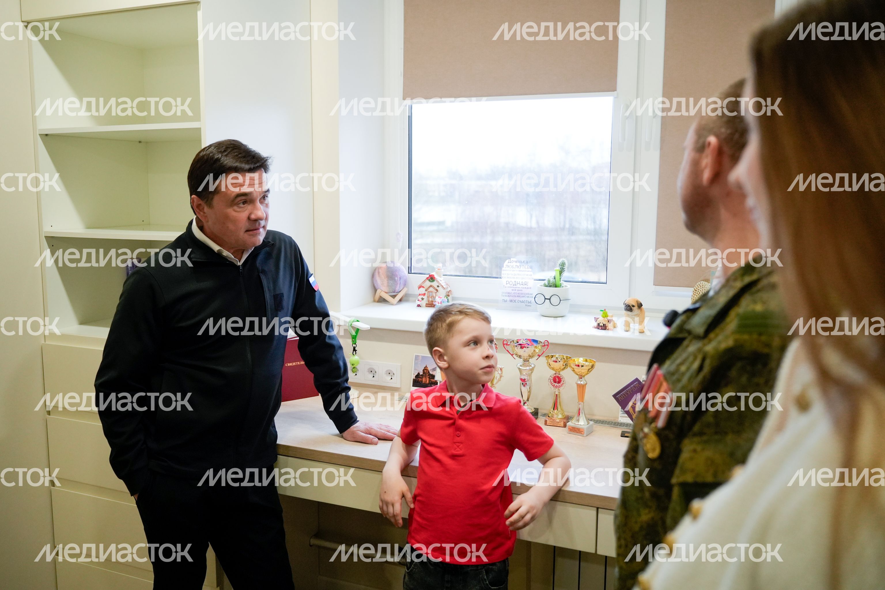 Андрей Воробьев накануне Пасхи навестил  в Электрогорске героя СВО и его семью