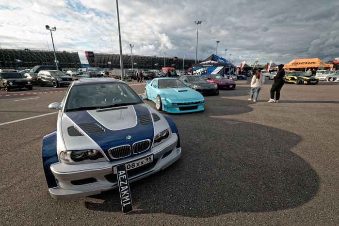 Выставочная зона эксклюзивных автомобилей на дрифт-фестивале «Дрифт Экспо» в Волоколамске