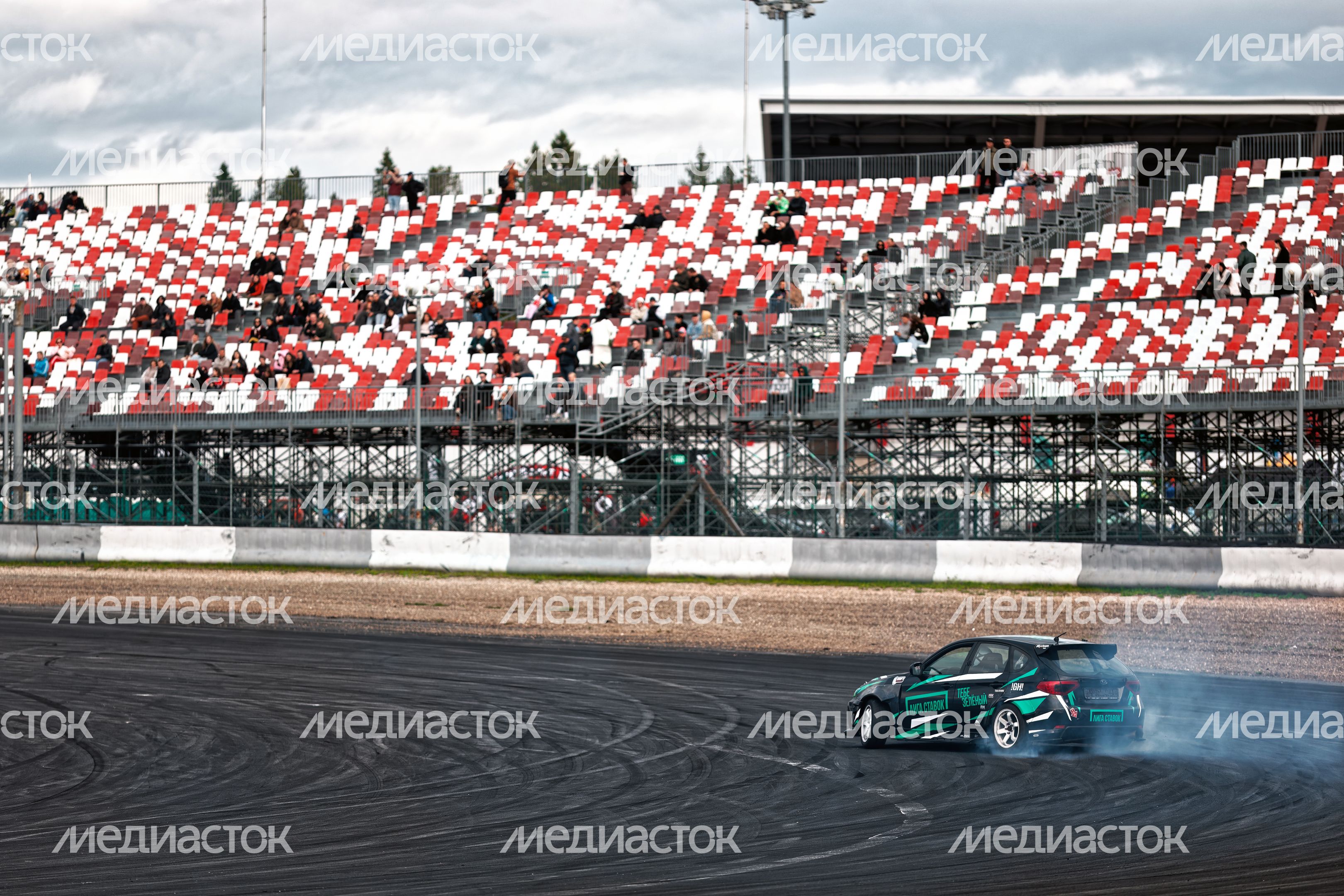 Дрифт-гонка автомобилей по автодрому Moscow Raceway на фестивале «Дрифт Экспо» в Волоколамске Дрифт-гонка автомобилей по автодрому Moscow Raceway на фестивале «Дрифт Экспо» в Волоколамске
