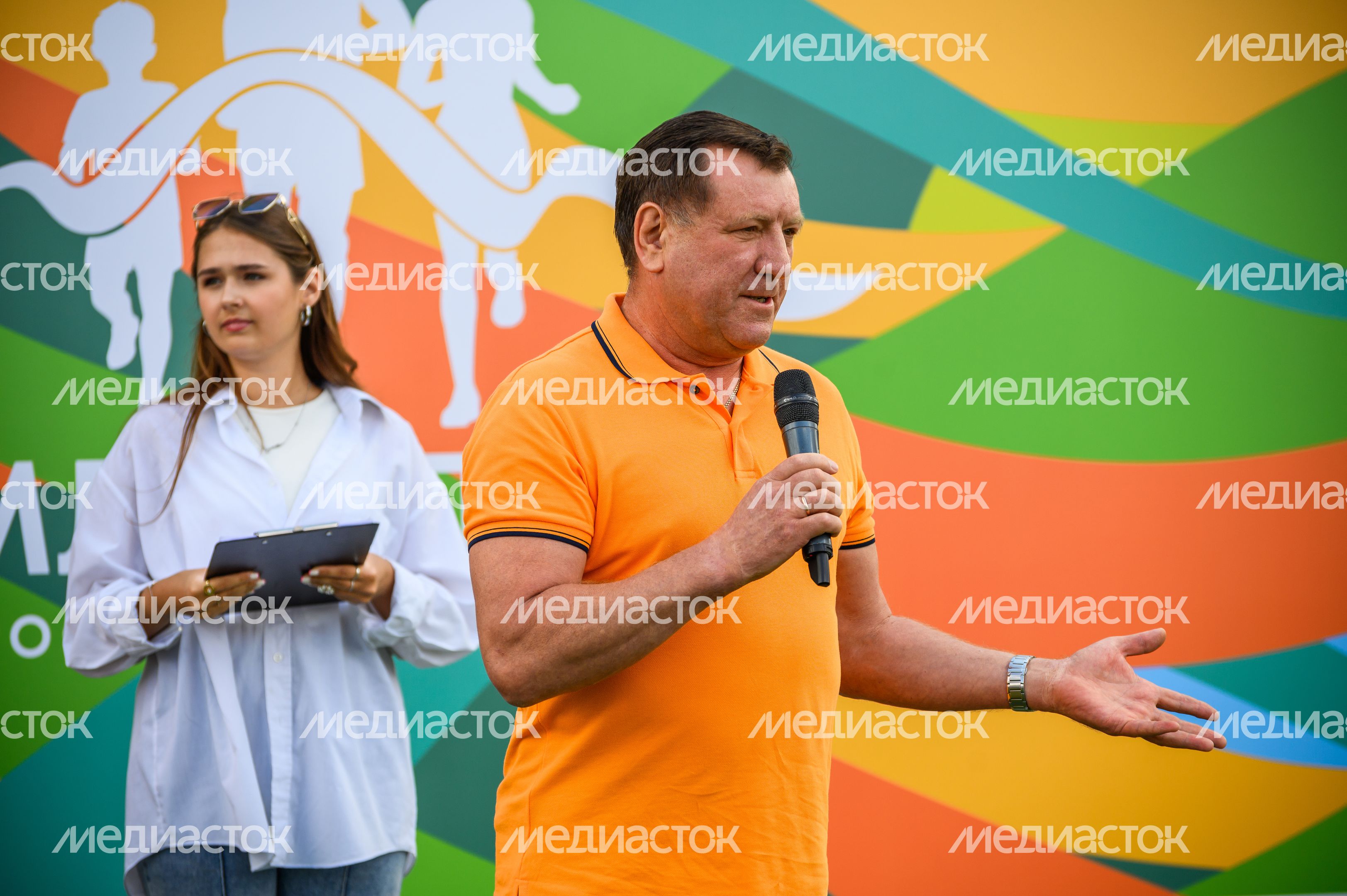 Председатель городского Совета депутатов, руководитель фракции "Единой России" Геннадий Попов перед вручением наград спортсменам Председатель городского Совета депутатов, руководитель фракции "Единой России" Геннадий Попов перед вручением наград спортсменам