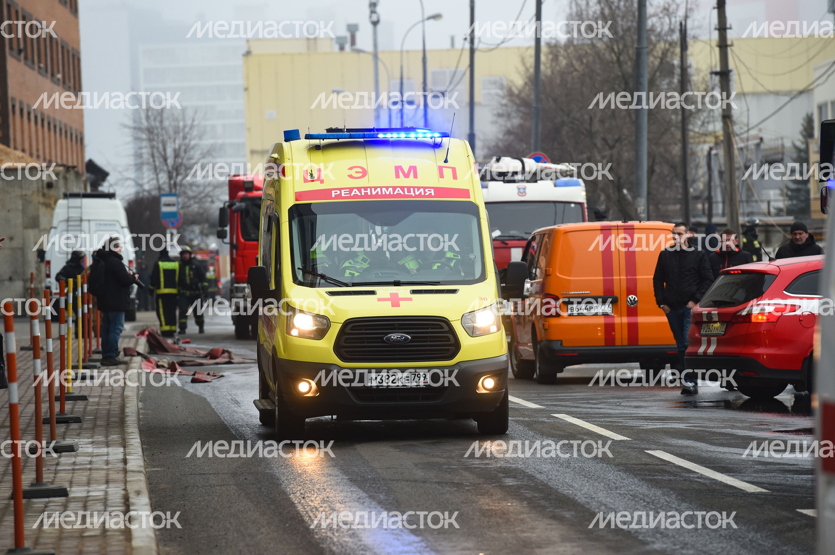 Пожар в складском помещении на улице Маршала Прошлякова в Москве